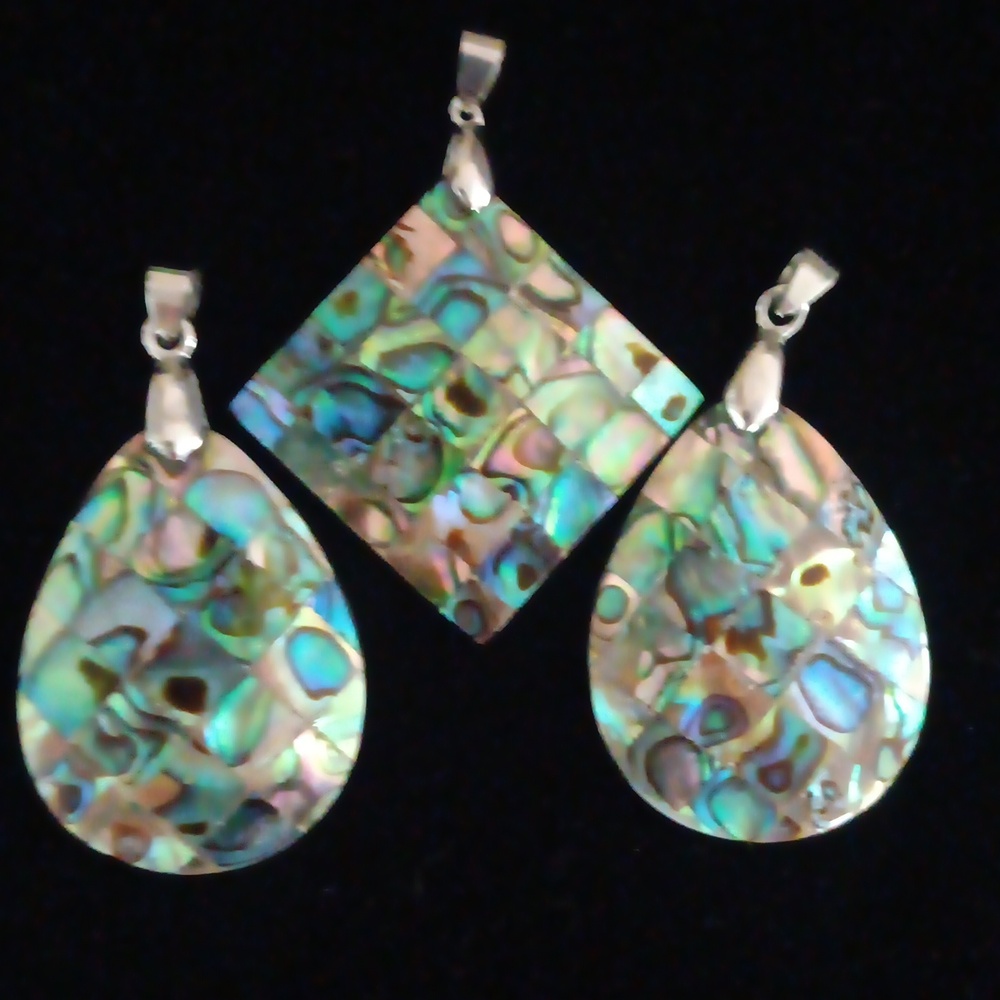 1 Irridescent Abalone Like  Pendant In Vibrant Colors